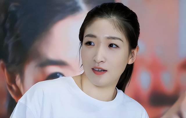 电影中两对各怀心思的两对夫妻，表面上幸福恩爱、相互依赖的那一对，因复仇者的出现而逐渐显露婚姻背后的秘密；而看起来关系破裂、分崩离析的那一对，又好似有一段难以言说的深情故事